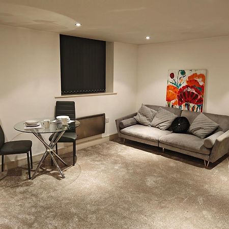 Lovely 1 Bedroom Apartment With Free Parking & Gym Kirkburton Exterior photo