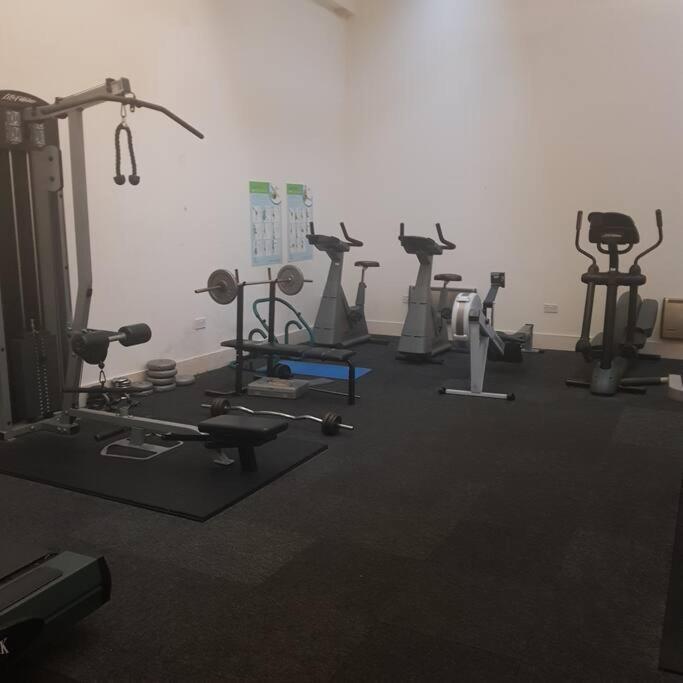 Lovely 1 Bedroom Apartment With Free Parking & Gym Kirkburton Exterior photo