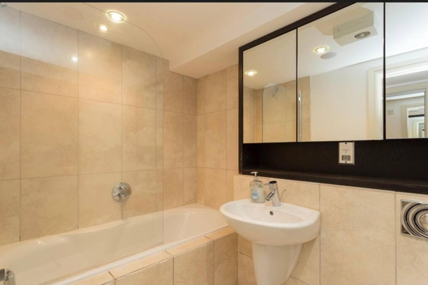 Lovely 1 Bedroom Apartment With Free Parking & Gym Kirkburton Exterior photo