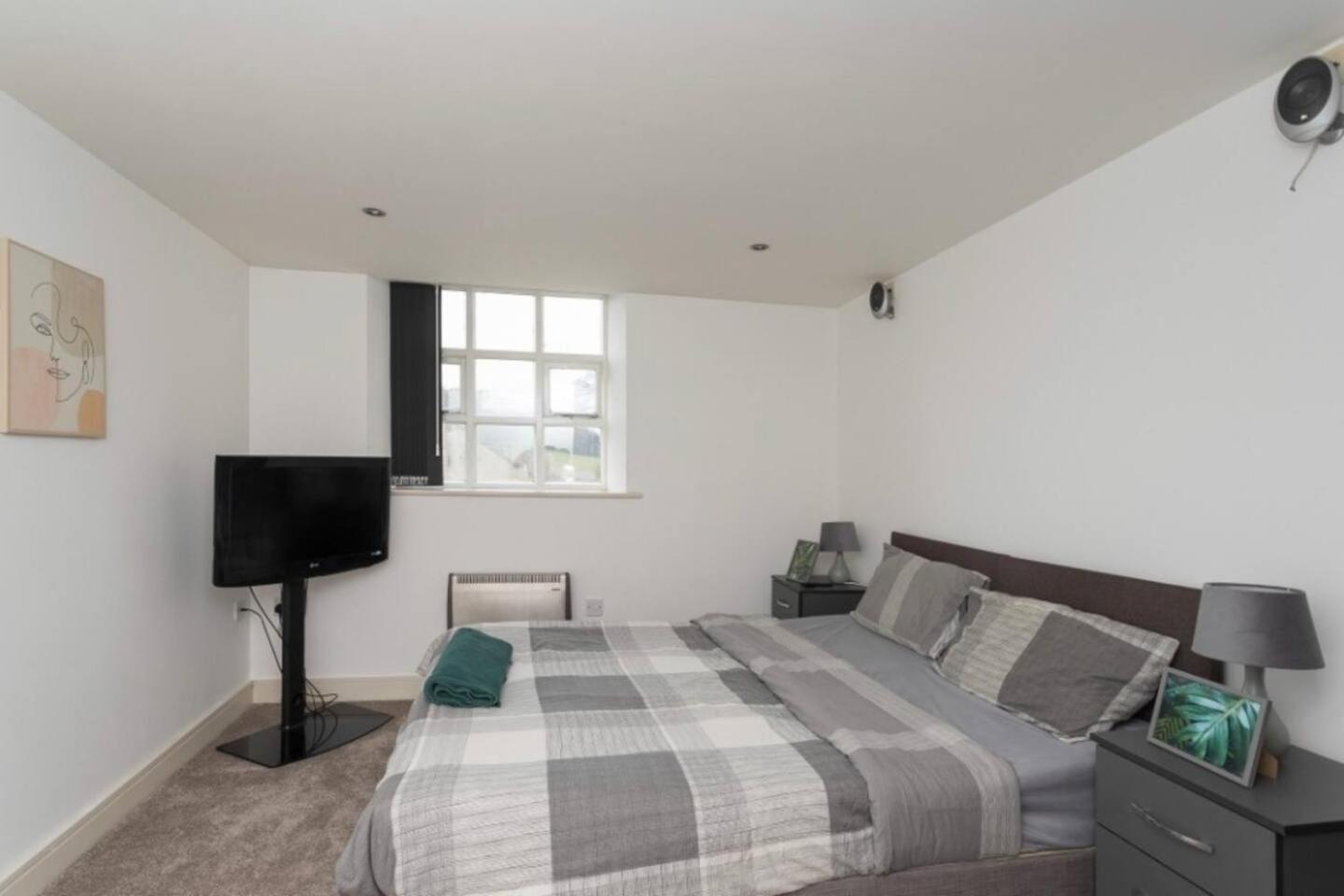 Lovely 1 Bedroom Apartment With Free Parking & Gym Kirkburton Exterior photo