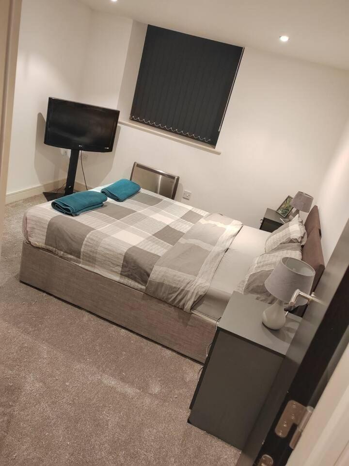 Lovely 1 Bedroom Apartment With Free Parking & Gym Kirkburton Exterior photo