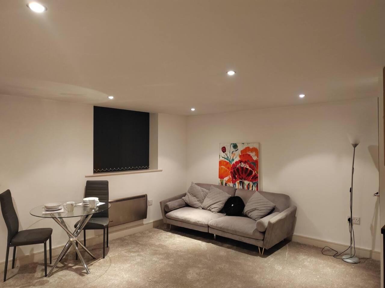 Lovely 1 Bedroom Apartment With Free Parking & Gym Kirkburton Exterior photo