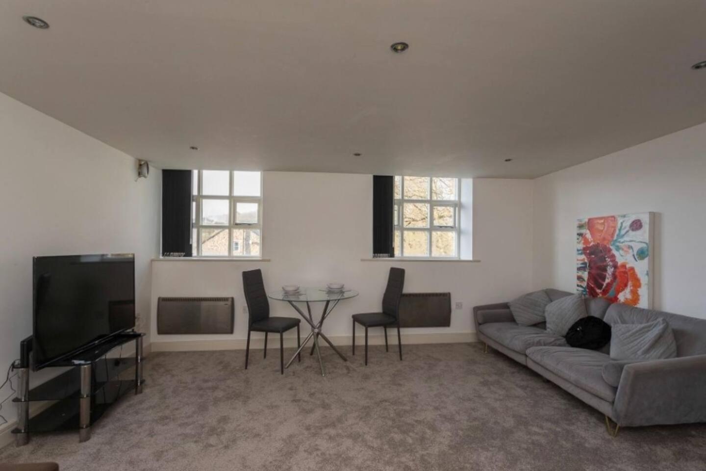 Lovely 1 Bedroom Apartment With Free Parking & Gym Kirkburton Exterior photo