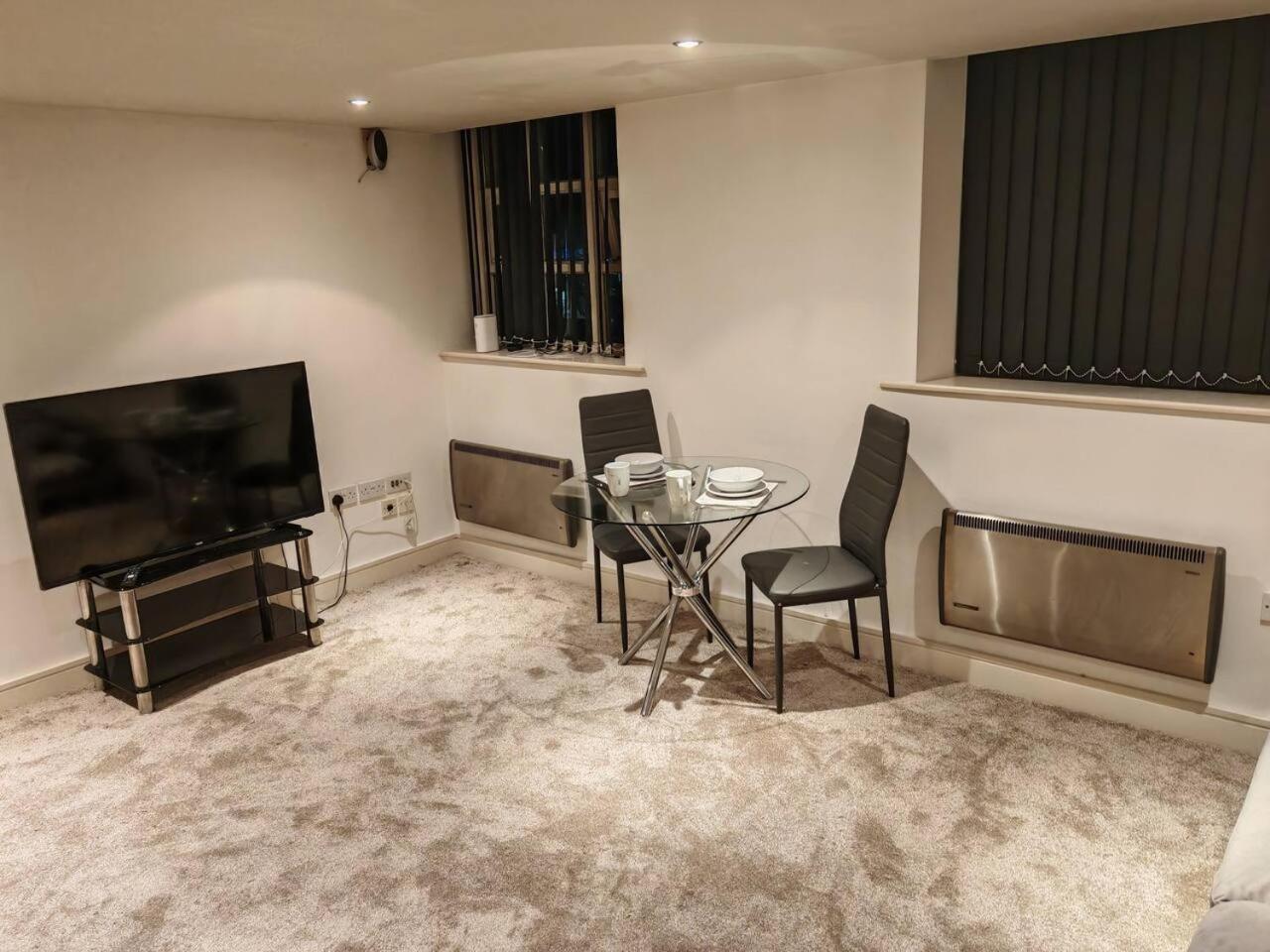 Lovely 1 Bedroom Apartment With Free Parking & Gym Kirkburton Exterior photo