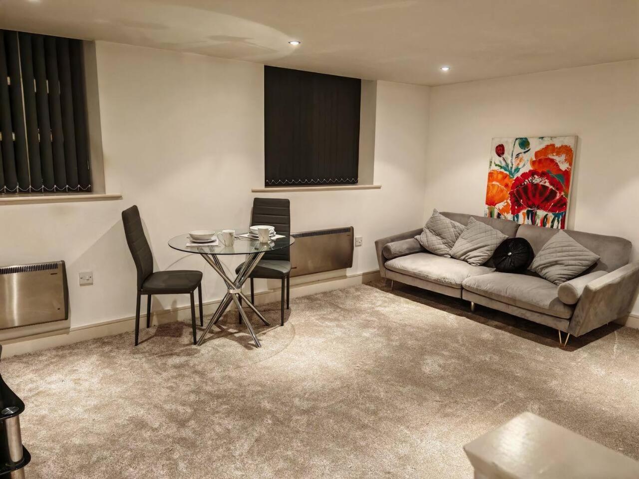 Lovely 1 Bedroom Apartment With Free Parking & Gym Kirkburton Exterior photo